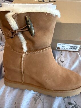 UGG Wedge Chestnut Suede Shearling Toggle Boot - Chestnut